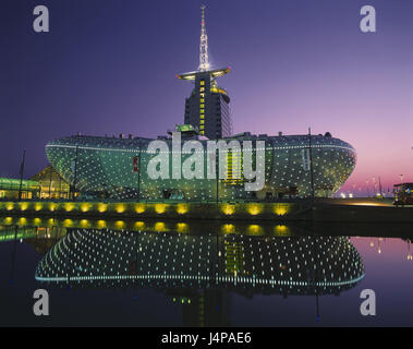 Deutschland, Bremerhaven, Havenwelten, KlimaHaus, Abend, Hafen, Gebäude, Struktur, Architektur, modern, futuristisch, Licht, Wasser, Spiegelung, Sehenswürdigkeit, außen, Dämmerung, Nacht, Wissenschaftszentrum, akademisch, Ausstellung Haus Stockfoto