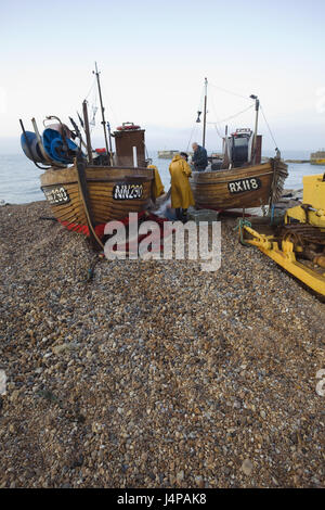 Hastings, East Sussex, England, Großbritannien Fischer, Boote, Netze, sortieren, kein Model-Release Stockfoto