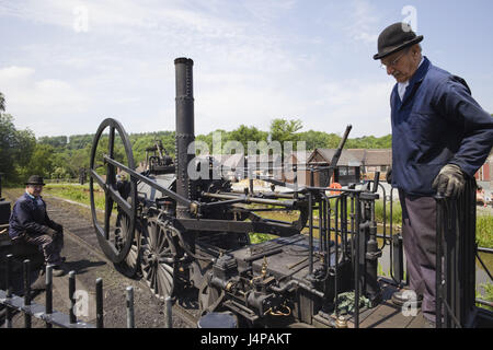 Großbritannien, England, Shropshire, Coalport, Blists Hill viktorianischen Stadtmuseum, Replik, Lokomotive, Richard Trevithick Coalbrookdale Lokomotive, Männer, kein Model-Release Stockfoto