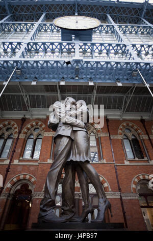 Großbritannien, England, London, St. Pancras Station, "Das Treffen der Ort" Statue, Paul Day, Stockfoto