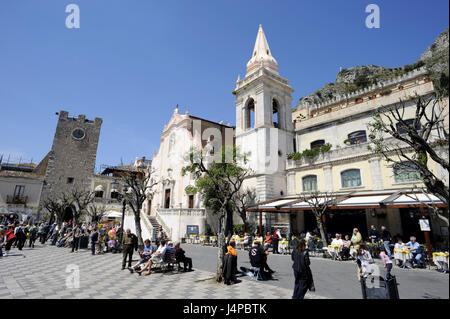 Italien, Sizilien, Taormina, Piazza IX des Aprils, Touristen, kein Model-Release, Stockfoto