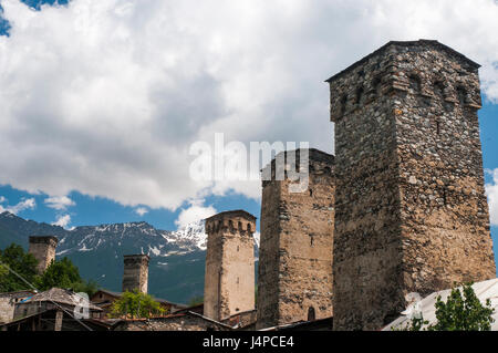 Steintürme in und um Mestia in der Region Svaneti der Kaukasischen republik Georgien Stockfoto