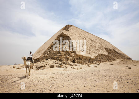 Polizist auf Kamel neben Knick Pyramide des Pharao Snowflakes, Ägypten, Dahschur, Stockfoto