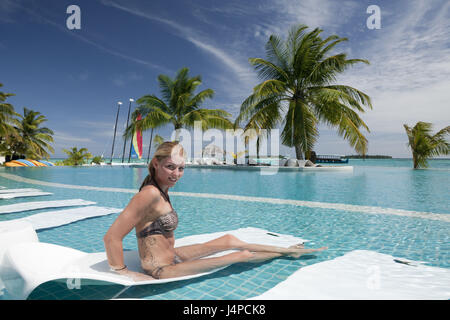 Tourist in den Pool der Malediven Insel Kandooma, den Malediven, mal im Süden Atoll, Stockfoto