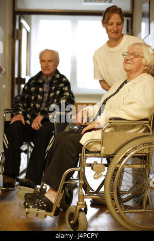 Pflegeheim, Senioren, Rollstühle, sitzen, Krankenschwester, Lächeln, Modell veröffentlicht, Stockfoto