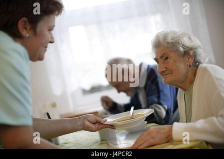 Senioren Paar, Krankenschwester, Suppe, dienen, Modell veröffentlicht, Stockfoto