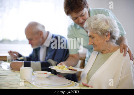 Senioren Paar, Krankenschwester, Essen, servieren, Modell veröffentlicht, Stockfoto