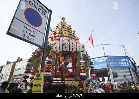 Großbritannien, England, London, Ealing, Shri Kanaga Kai Thurk Amman Tempel, Chariot Festival, Teilnehmer, kein Model-Release, Stockfoto