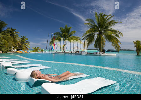 Tourist in den Pool der Malediven Insel Kandooma, den Malediven, mal im Süden Atoll, Stockfoto