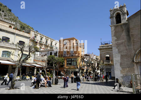 Italien, Sizilien, Taormina, Piazza IX des Aprils, Touristen, kein Model-Release, Stockfoto