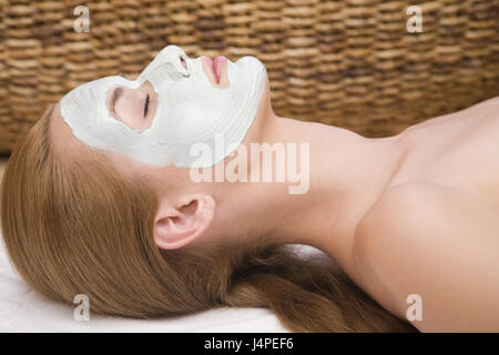 Junge Frau mit einer Maske liegen, Profiltiefe, Modell veröffentlicht, Stockfoto