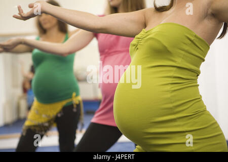 Schwangere Frauen, nur redaktionell tanzen, kein Model-Release, Stockfoto