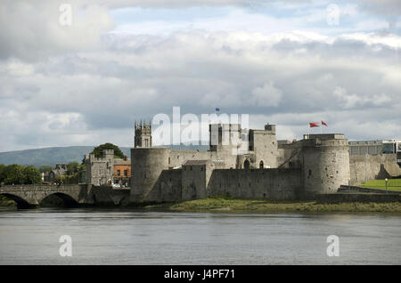 Irland, Munster, County Limerick, Limerick, Shannon Fluss, König John Æ siehe Burg, Stockfoto