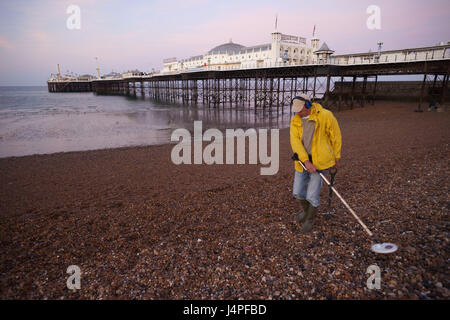 Großbritannien, England, Sussex, Brighton, Pier, Strand, Mann, Metalldetektor, kein Model-Release, Stockfoto