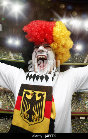 Fußball fan, schreien, Deutschland, Stadion, Masse der Zuschauer, Perücke, Modell veröffentlicht, Stockfoto