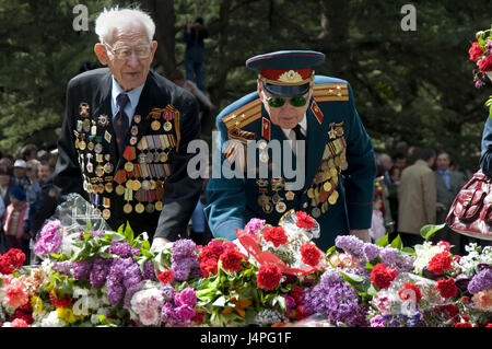 Veteranen mit dem Tag des Sieges am 9. Mai in Simferopol, kein Model-release Stockfoto