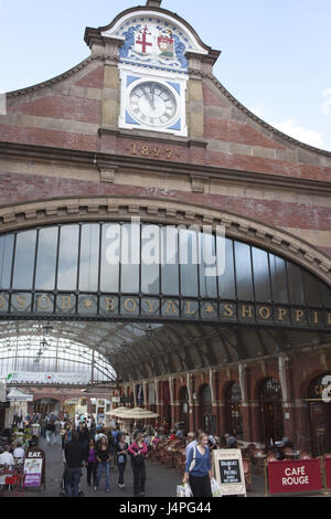 Großbritannien, England, Berkshire, Windsor Royal shopping-Arkade, Touristen, kein Model-Release, Stockfoto