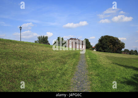 Deutschland, Duisburg, Nordrhein-Westfalen, Duisburg-Rheinhausen, Duisburg-Rheinhausen-Friemersheim, Naturpark Rhein-Wiese nach Hause Friemers, schmalen Weg führt zu einem einsam gelegen Wohnhaus, Einfamilienhaus, Wiese Landschaft Ruhr Bereich, Stockfoto