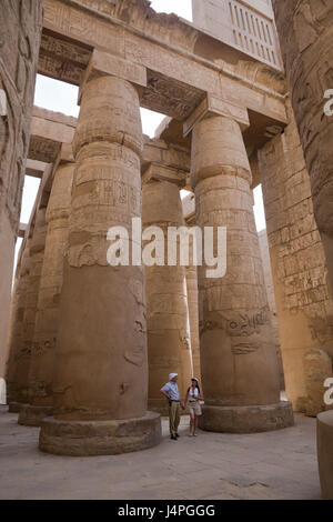 Großer Säulensaal, Tourist, Karnak Tempel, Luxor, Ägypten Stockfoto