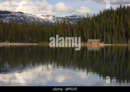 See, ruhig, bewaldete tuning, Spiegelung, Ufer, Abend, Bootshaus, Horizont, Berglandschaft, Kanada, Provinz Alberta, bundesweit Banff Park, Rocky Mountains, Sole-Louise, Stockfoto