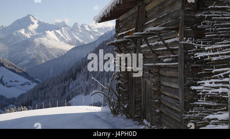 Heu-Scheune, Holzarbeiten, Stahlwerke, Berg, Tal, tief verschneiten Bergpanorama, Winterlandschaft, Österreich, Tirol, Zillertal, Tux, Laner, Bach Stockfoto