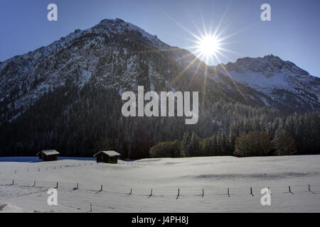 Österreich, Vorarlberg, Kleinwalsertal, Holzhütte, Allgäuer Alpen, Gegenlicht, Stockfoto