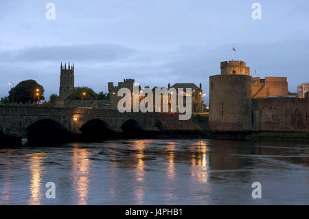 Irland, Munster, County Limerick, Limerick, Shannon Fluss, König John Æ siehe Burg, Stockfoto