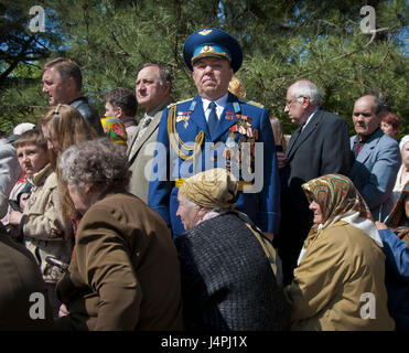 Offizier mit dem Tag des Sieges am 9. Mai in Simferopol, kein Model-release Stockfoto