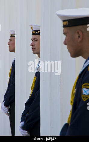 Ehrengarde mit der Marine der russischen Schwarzmeerflotte in Sewastopol, kein Model-Release, Stockfoto