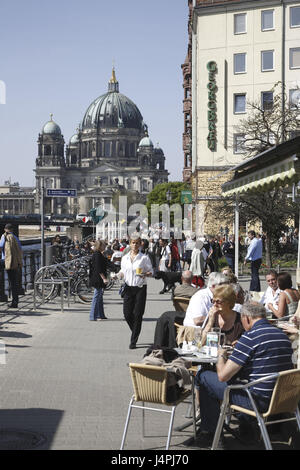 Deutschland, Berlin, Nikolaiviertel, Straßencafé, Kathedrale, Stockfoto