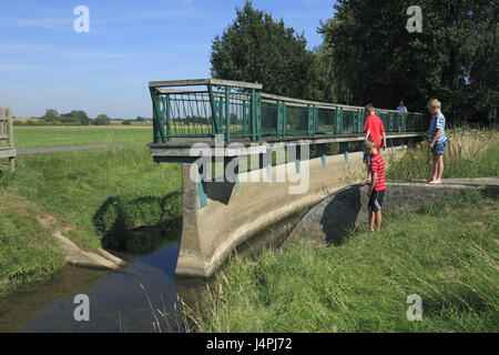 Deutschland, Melle, Bach, Hase, Hase Tal, Else, Hunte, Naturschutzgebiet der nördlichen Teutoburger Wald, Wiehengebirge, Osning, Osnabrücker Land, Niedersachsen, Deutschland, Melle-Gesmold, Bifurkation in Gesmold, Flussmittel Bifurkation, Kinder, kein Model-Release Stockfoto