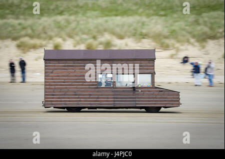 Kevin Nicks, aus Oxford, treibt seine "schnellste Schuppen", wie er auf die Straightliners "Top Speed kommt" Event im Pendine Sands, Wales, wo Reiter und Fahrer für Top konkurrieren-Geschwindigkeiten über eine gemessene Meile am Strand. Stockfoto