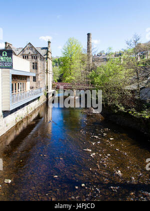 Hebden Beck läuft durch das Zentrum der Pennine Mühle Stadt Hebden Bridge, West Yorkshire, Großbritannien Stockfoto