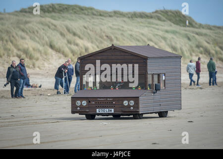 Kevin Nicks, aus Oxford, treibt seine "schnellste Schuppen", wie er auf die Straightliners "Top Speed kommt" Event im Pendine Sands, Wales, wo Reiter und Fahrer für Top konkurrieren-Geschwindigkeiten über eine gemessene Meile am Strand. Stockfoto