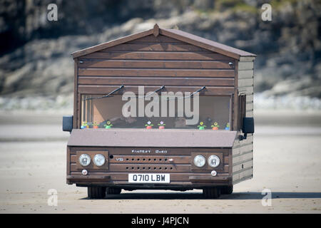 Kevin Nicks, aus Oxford, treibt seine "schnellste Schuppen", wie er auf die Straightliners "Top Speed kommt" Event im Pendine Sands, Wales, wo Reiter und Fahrer für Top konkurrieren-Geschwindigkeiten über eine gemessene Meile am Strand. Stockfoto