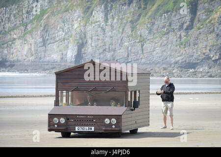 Kevin Nicks, aus Oxford, treibt seine "schnellste Schuppen", wie er auf die Straightliners "Top Speed kommt" Event im Pendine Sands, Wales, wo Reiter und Fahrer für Top konkurrieren-Geschwindigkeiten über eine gemessene Meile am Strand. Stockfoto