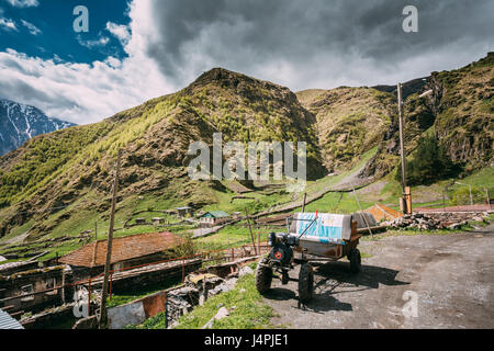 Stepantsminda zurGergeti, Georgien - 23. Mai 2016: Kleine alte Eigenbau zwei-Rad Traktor oder Walking Traktor Französisch mit Anhänger In einem ländlichen Haushalt verwendet. Stockfoto