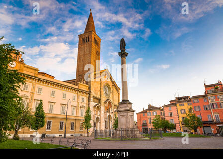 Piacenza, mittelalterliche Stadt, Italien. Der Domplatz im Zentrum Stadt mit der Kathedrale Santa Maria Assunta und Santa Giustina, warmes Licht bei Sonnenuntergang. Stockfoto