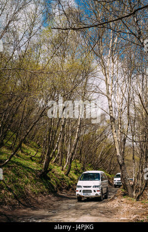 Stepantsminda zurGergeti, Georgien - 23. Mai 2016: Mitsubishi Delica Space Gear auf Landstraße im Frühjahr, die Berge Landschaft. Delica ist eine Reihe von Lastwagen Stockfoto