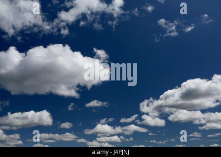 Ein Gleitschirm in der Nähe von manteigas, Serra da Estrela, Portugal fliegen mit cumulus humilis Wolken. Stockfoto