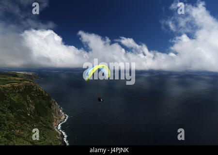 Ein Gleitschirmpilot während der 22. Azoren Paragliding Festival in São Miguel, Azoren, Portugal fliegen. Stockfoto