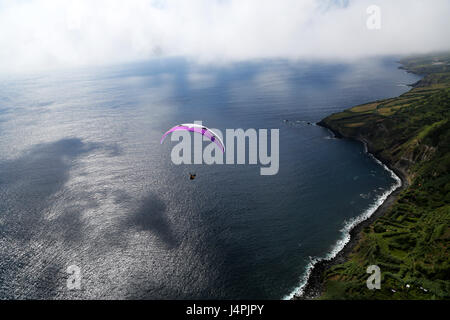 Ein Gleitschirmpilot während der 22. Azoren Paragliding Festival in São Miguel, Azoren, Portugal fliegen. Stockfoto