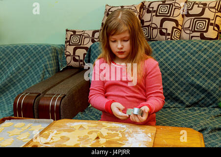 glückliches Mädchen mit Down-Syndrom backt Cookies Kind er Kuchen Stockfoto