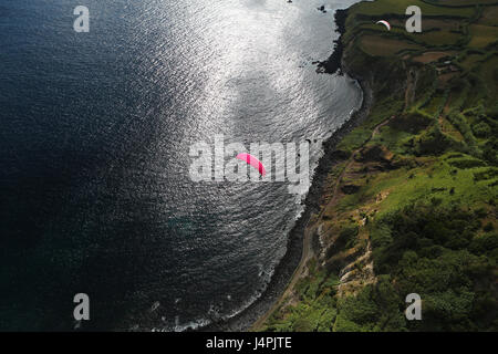 Ein Gleitschirmpilot während der 22. Azoren Paragliding Festival in São Miguel, Azoren, Portugal fliegen. Stockfoto