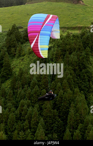 Ein Gleitschirmpilot fliegen während der 22. Azoren Paragliding Festival in der Nähe von Furnas in São Miguel, Azoren, Portugal. Stockfoto