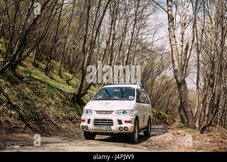 Stepantsminda zurGergeti, Georgien - 23. Mai 2016: Mitsubishi Delica Space Gear auf Landstraße im Frühjahr, die Berge Landschaft. Delica ist eine Reihe von Lastwagen Stockfoto