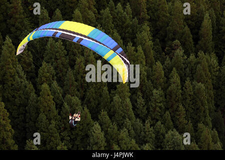 Ein Gleitschirmpilot fliegen während der 22. Azoren Paragliding Festival in der Nähe von Furnas in São Miguel, Azoren, Portugal. Stockfoto