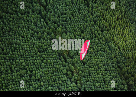 Ein Paragliding Acro Piloten fliegen über Pastinhos während der 22. Azoren Paragliding Festival in São Miguel, Azoren, Portugal. Stockfoto