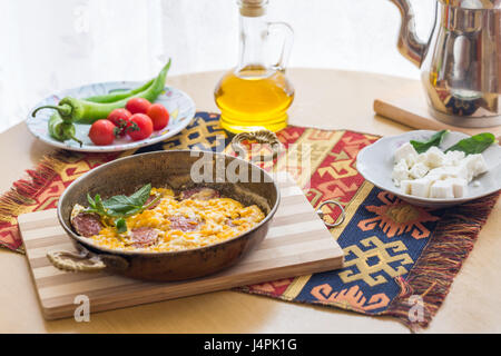 Spiegeleier mit Peperoni mit frischen Tomaten und Paprika und Käse Stockfoto