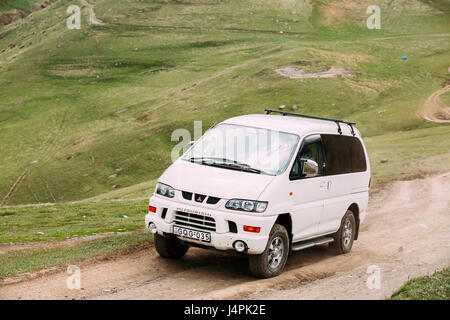 Stepantsminda Gergeti, Georgien - 23. Mai 2016: Mitsubishi Delica Raum Zahnrad auf der Landstraße im Sommer Bergwelt. Delica ist eine Reihe von Lkw Stockfoto